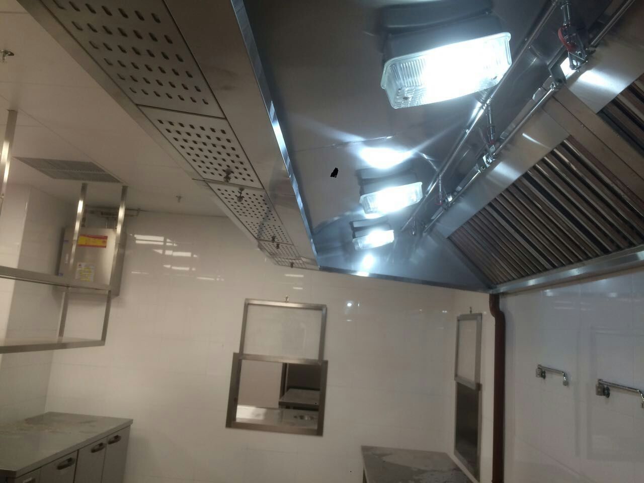 厨房消防需要什么 隆源厨房灭火设备