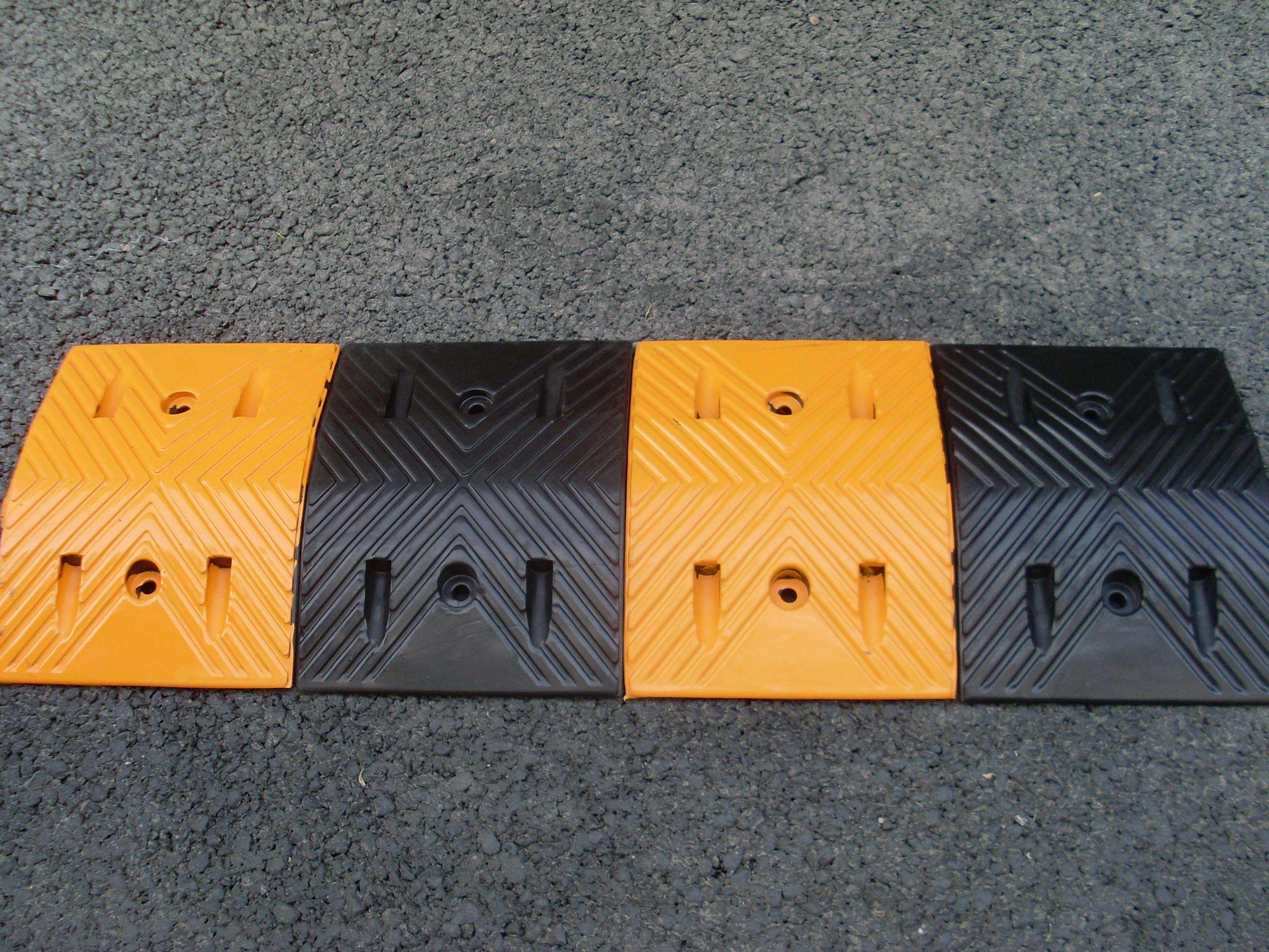 深圳减速带厂家 西丽街道橡胶减速垄带 新围限速带批发