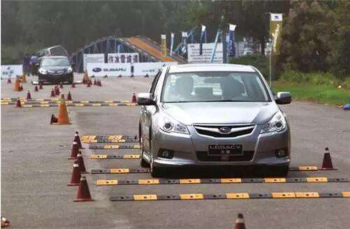 宝安区减速带安装指导_宝民橡胶减速带安装规定_洪浪减速带厂家