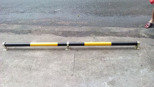 停车场为什么一定要用挡轮杆 倒车防撞安全汽车