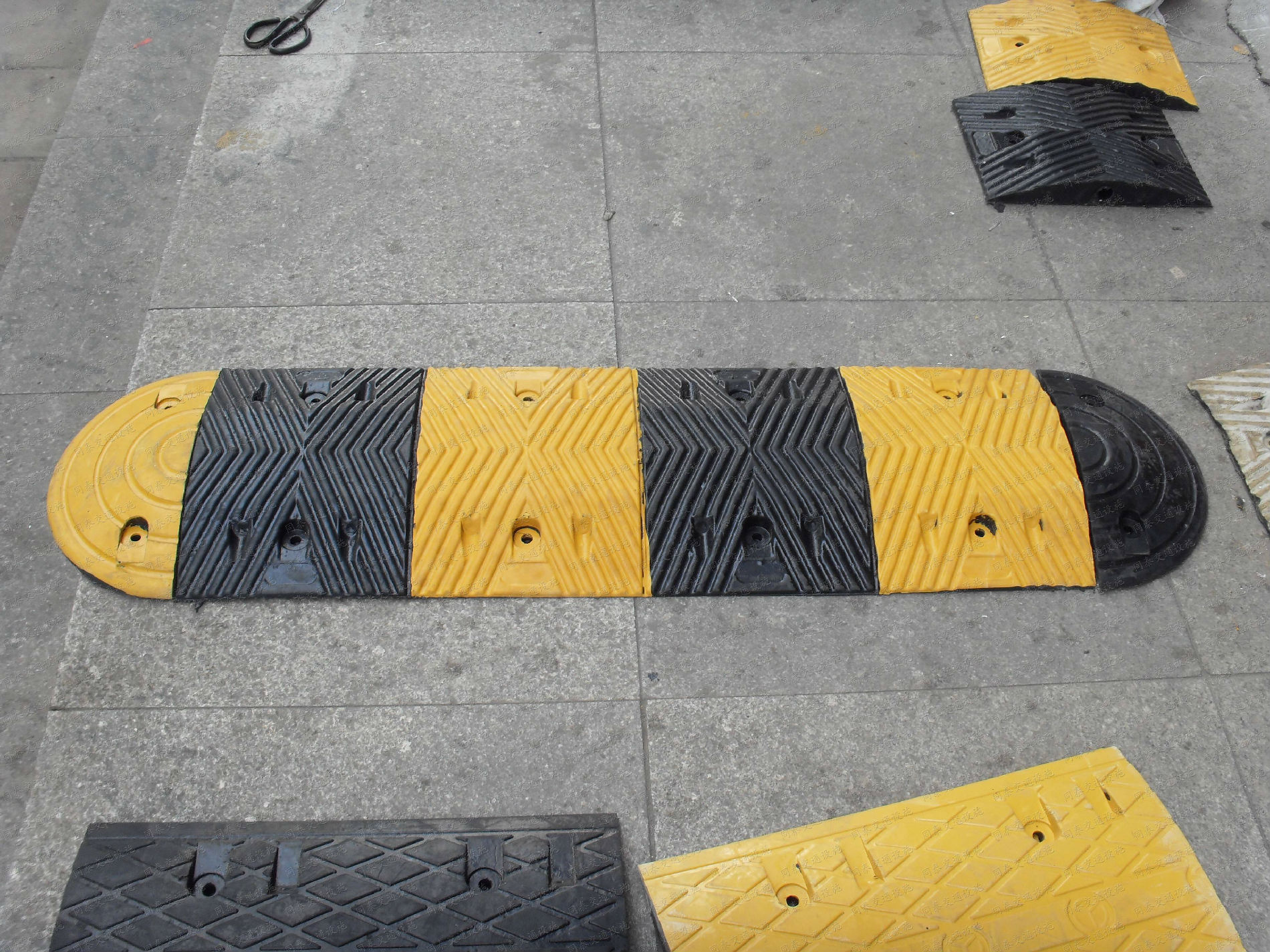 宝安区减速带厂家 龙岗区减速带 宜昌减速带价格  东莞市减速带价格