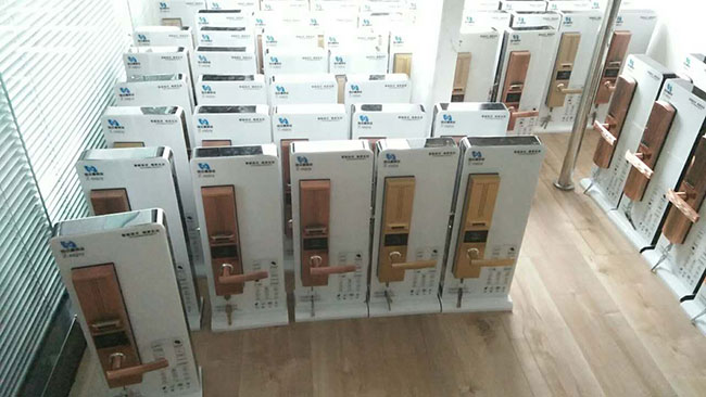 指纹锁-恒众鑫锁业正向50个小区派发体验锁