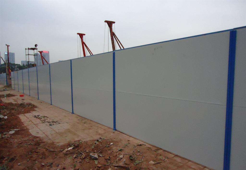 围挡彩钢夹心板_工地围挡什么价格 彩钢围挡批发市场