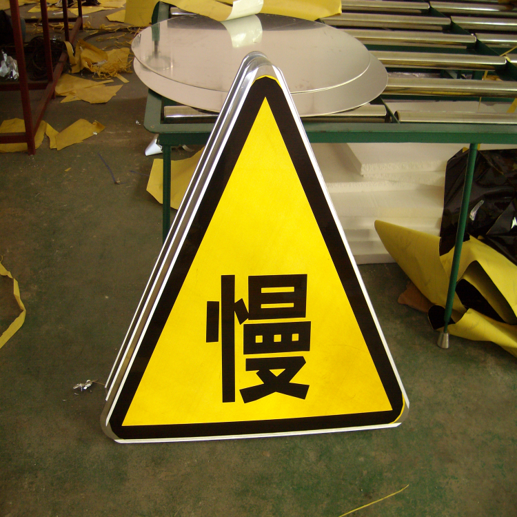 限速标志牌 交通标志牌杆