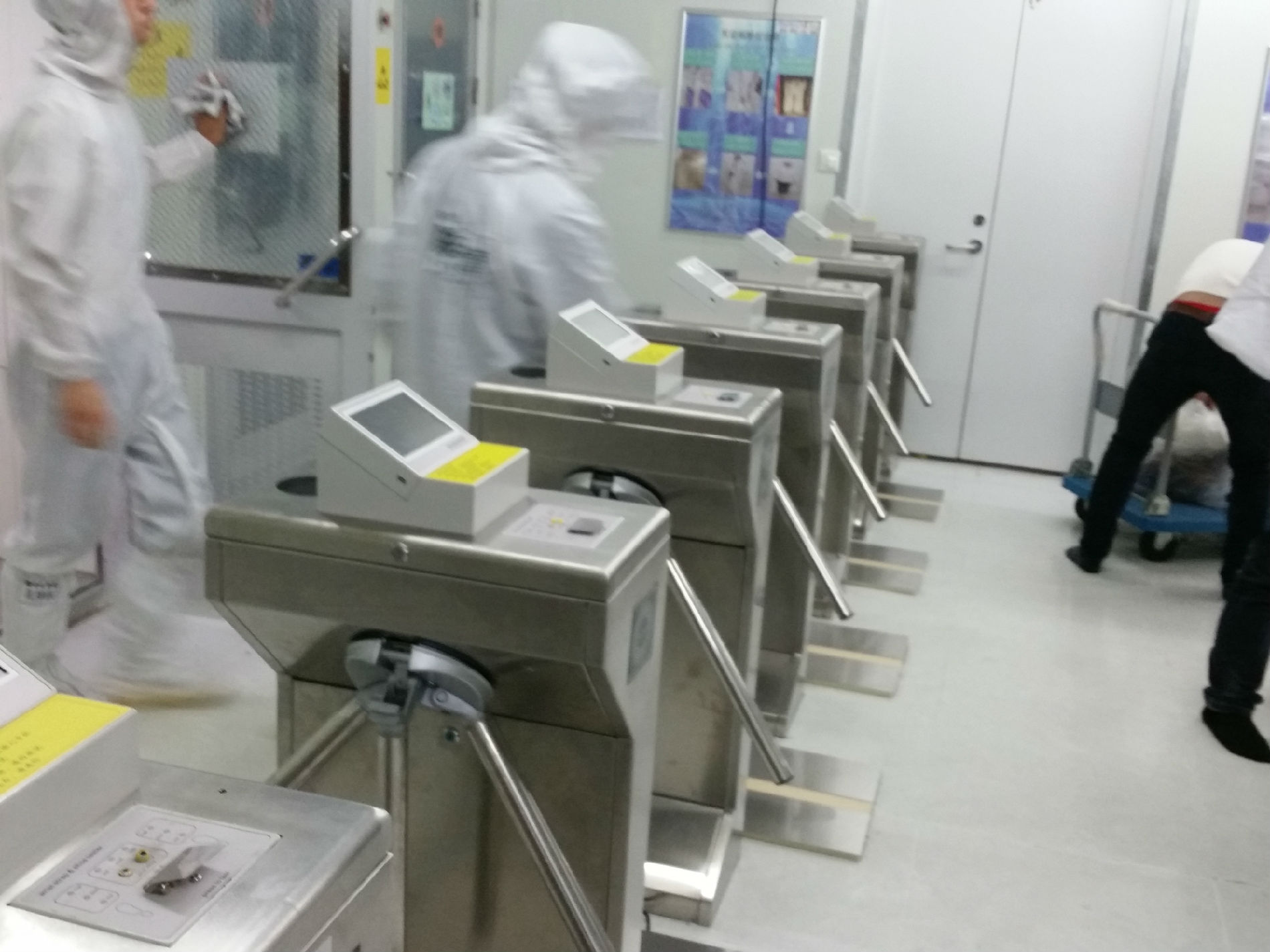 静电刷卡三辊道闸电子厂静电门禁系统