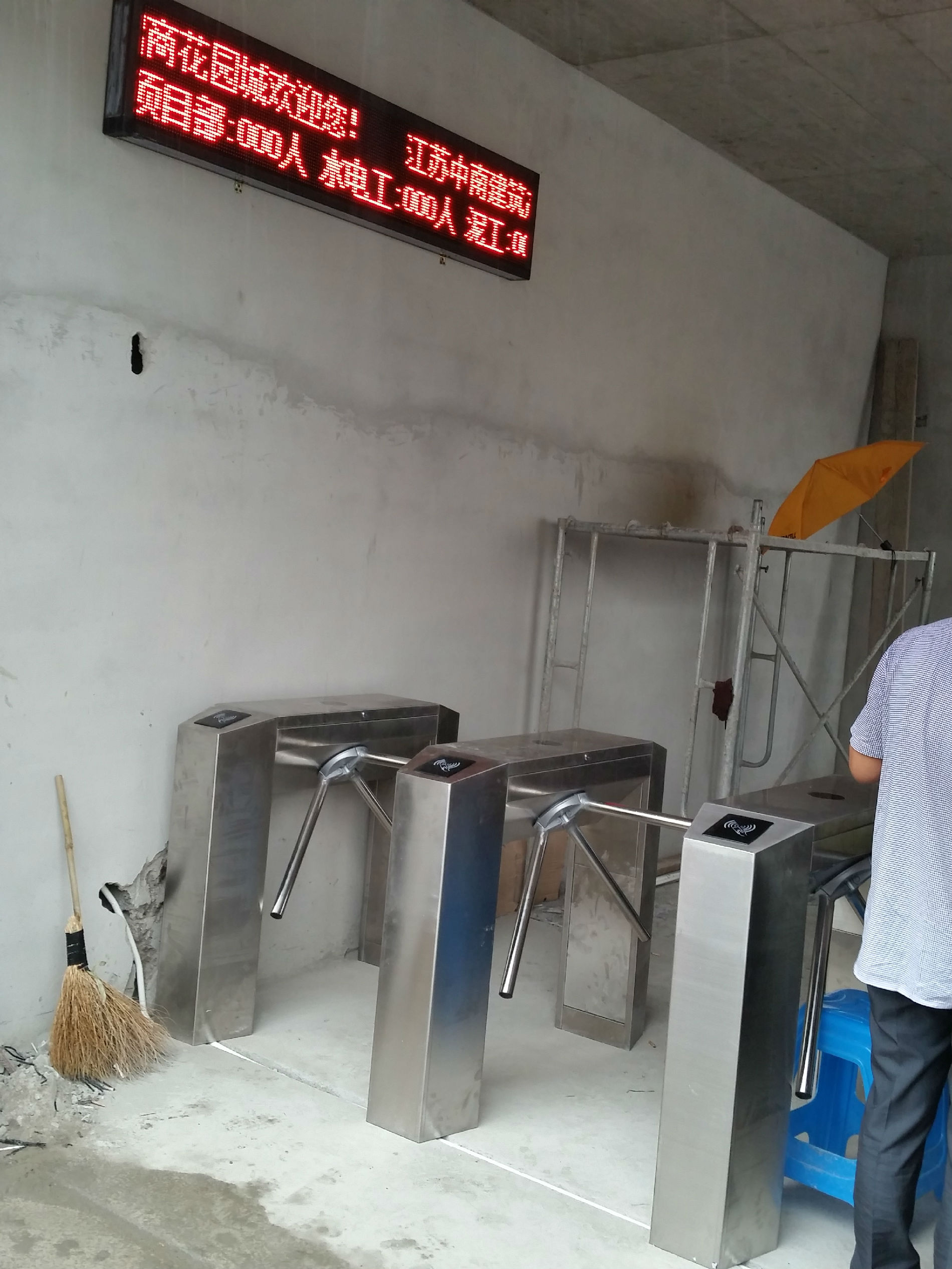 工地LED屏三闸门,工地刷卡拍照门禁道闸,显示姓名三辊闸