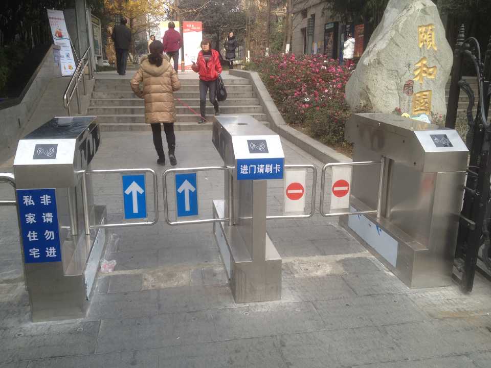 黄石商超圆柱摆闸 大冶工厂员工摆闸通道 黄石港体育馆摆闸 西塞山大厦摆闸通道图片
