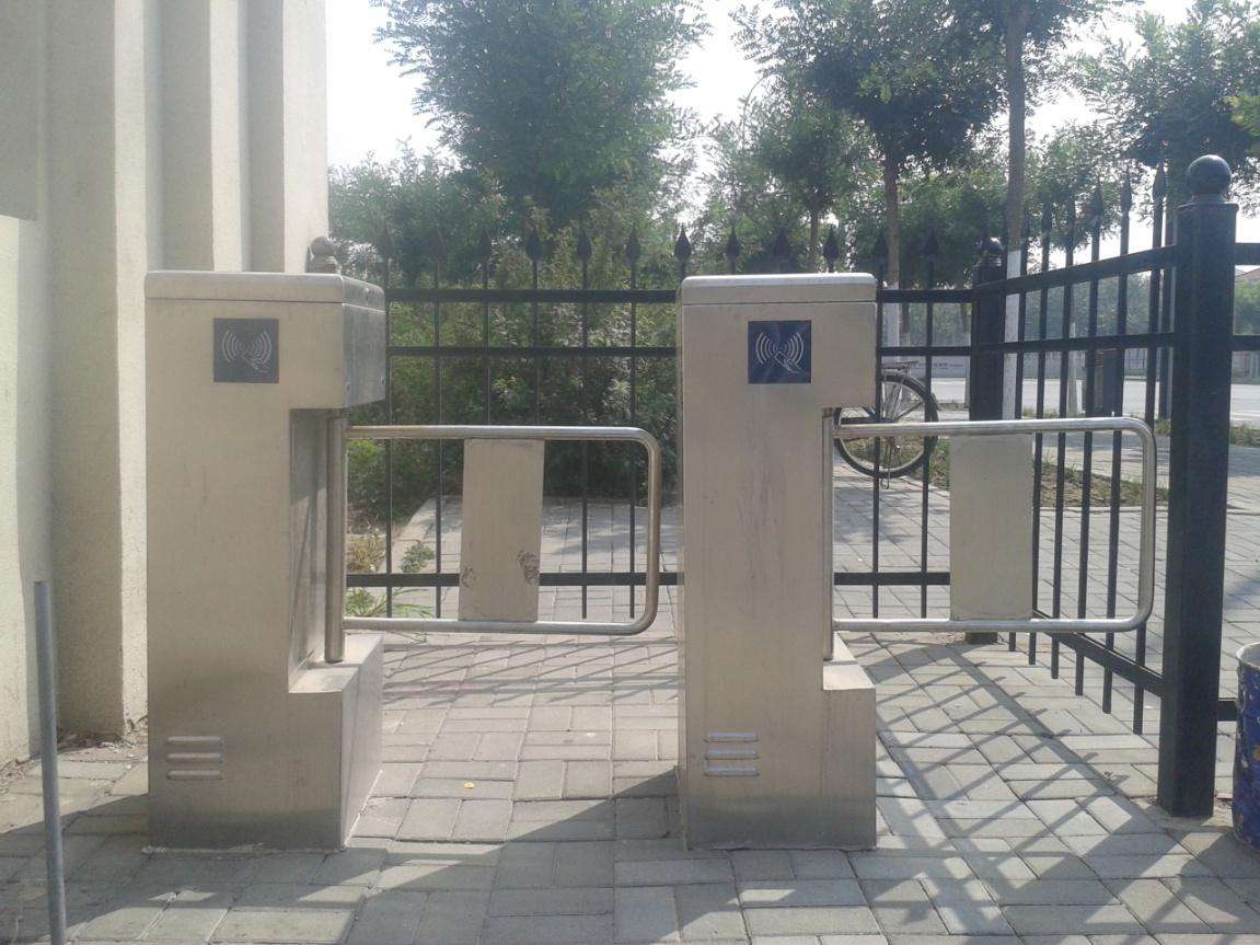 LED工地显示屏 人行通道单双机芯摆闸人脸指纹识别门禁定制系统