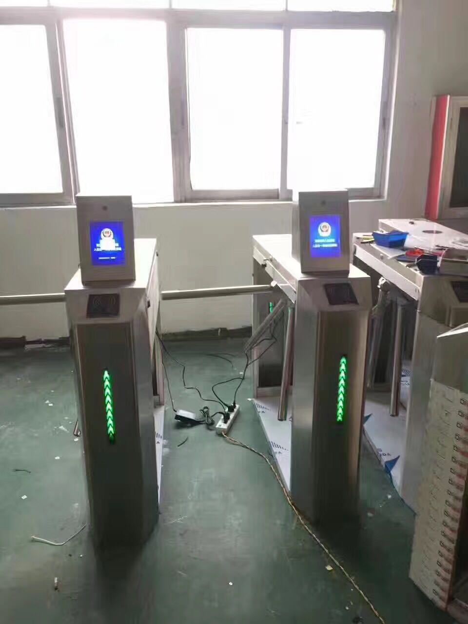 新疆龙华新锐三辊闸现货供应