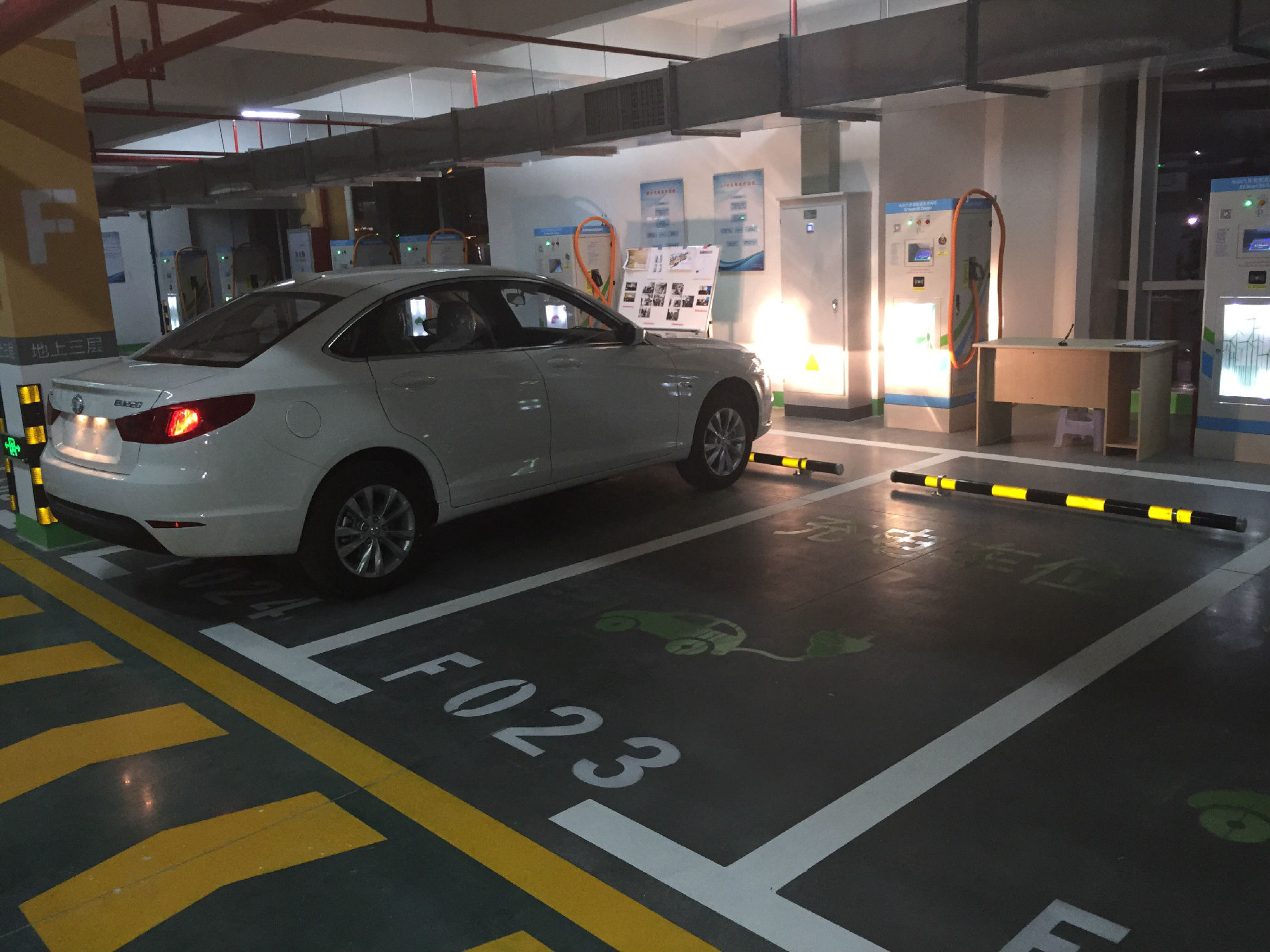  新能源汽车悄然兴起，充电问题突显--西安百成来助力 