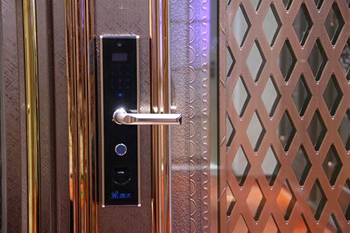 智能锁高端科技品牌，德犬手机门锁为家庭生活护航