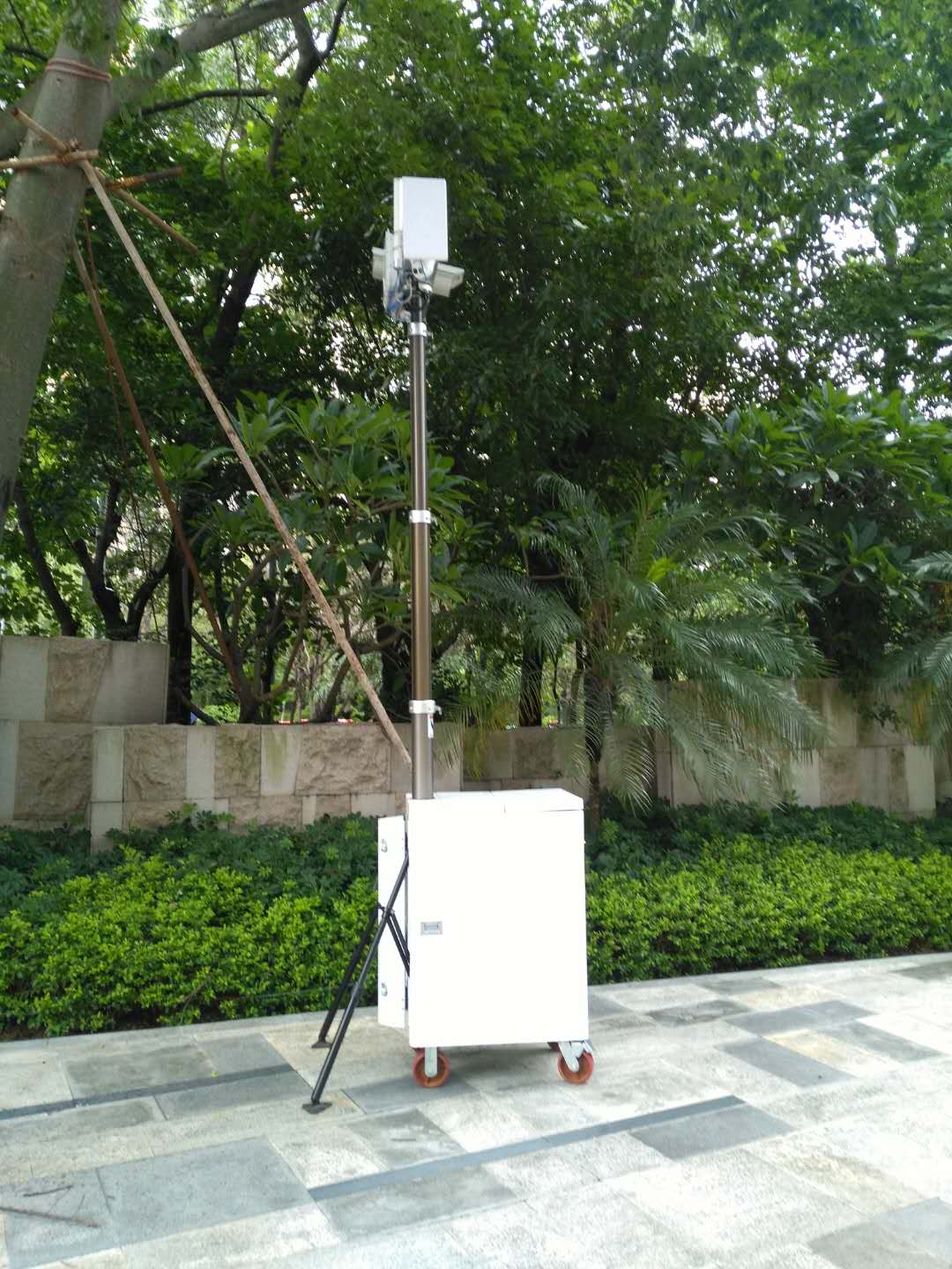 临时安保移动哨兵机器人 