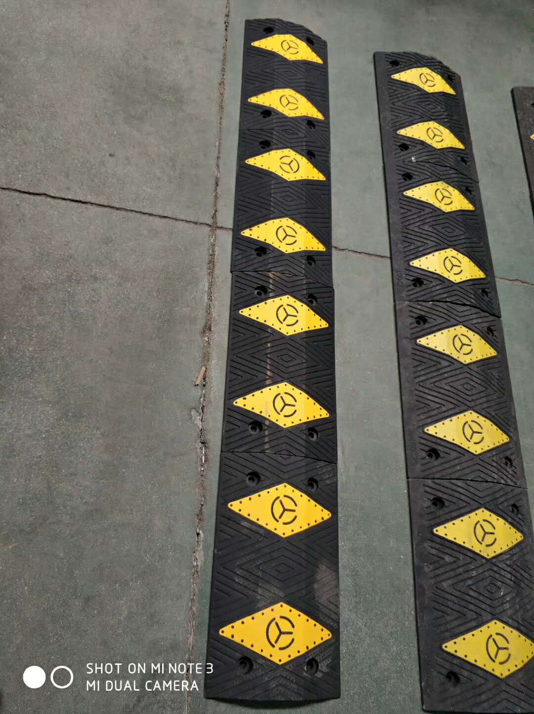 济南铸钢减速带厂家、长青道路减速带批发、章丘减速带销售、济阳橡胶减速带批发