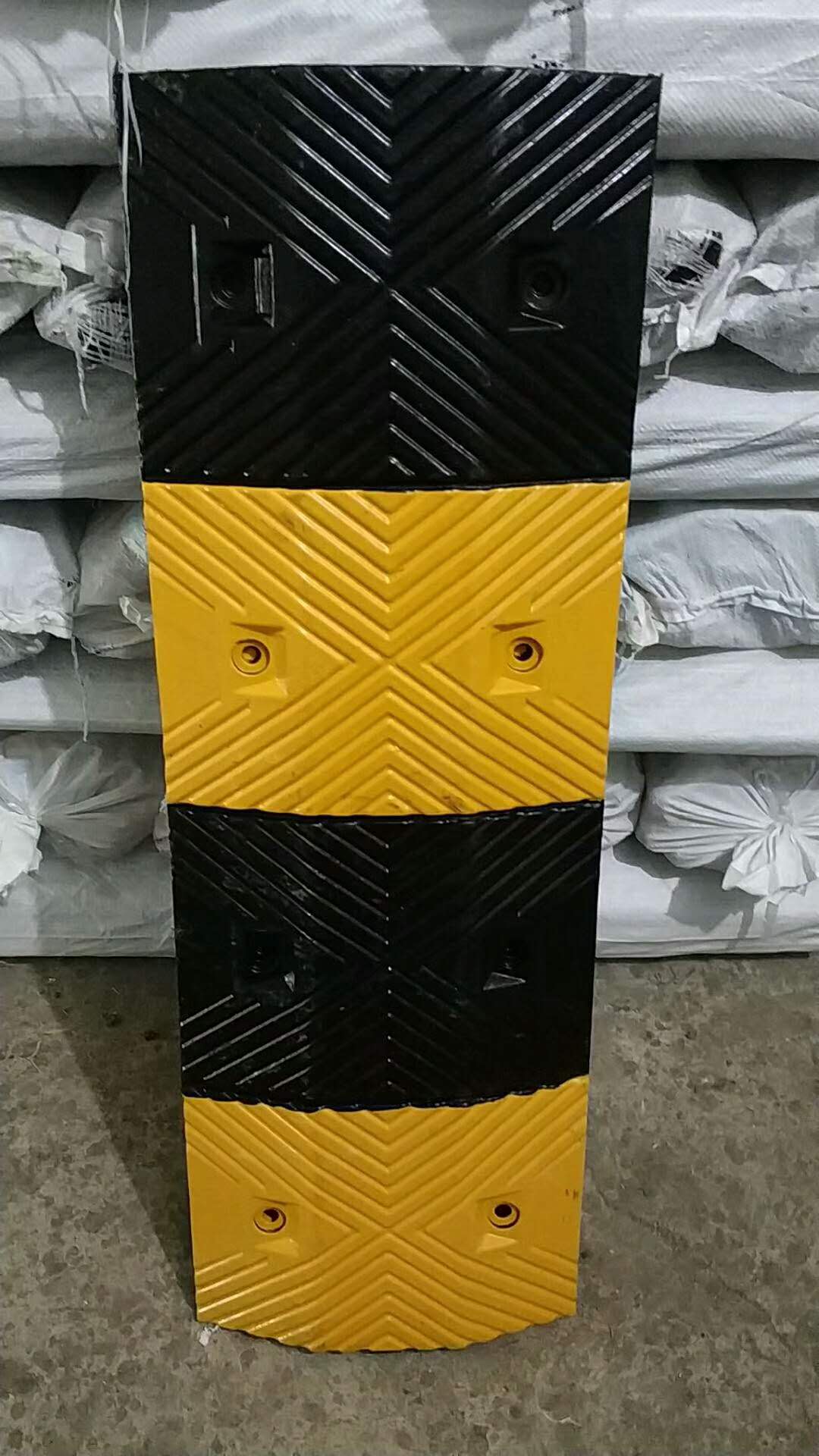 烟台减速带生产厂家、莱阳道路橡胶减速带批发、招远铸钢减速带销售电话