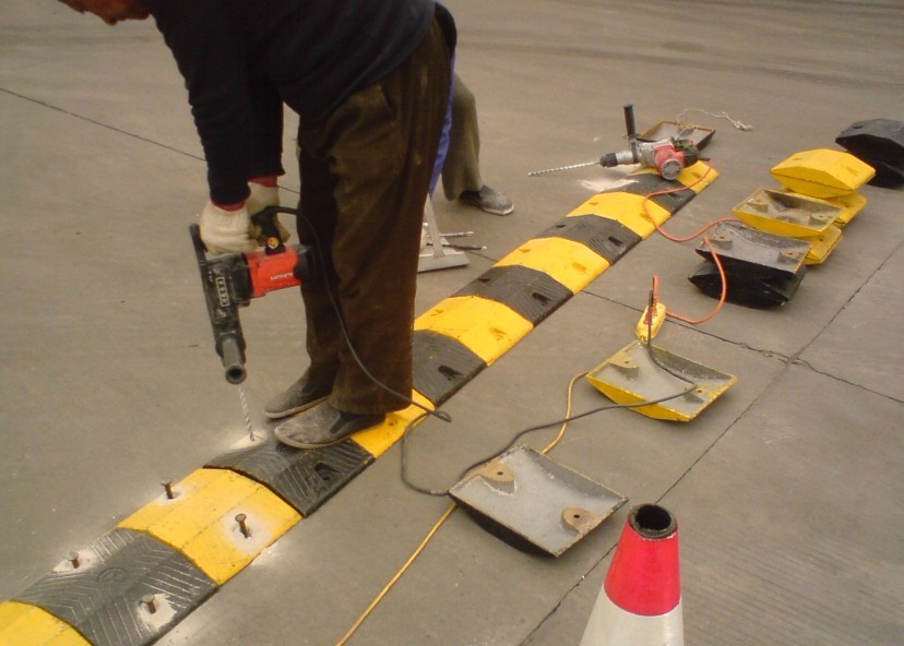 嘉祥减速带批发汶上梁山道路橡胶铸钢减速带安装厂家电话