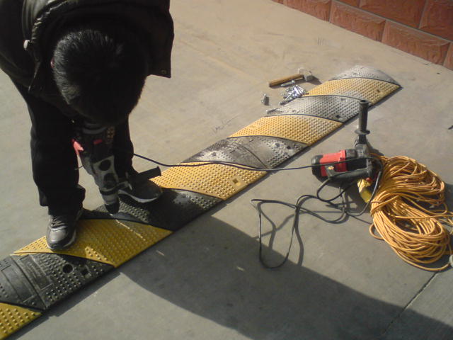 威海橡胶减速带厂家质量保证规格齐全