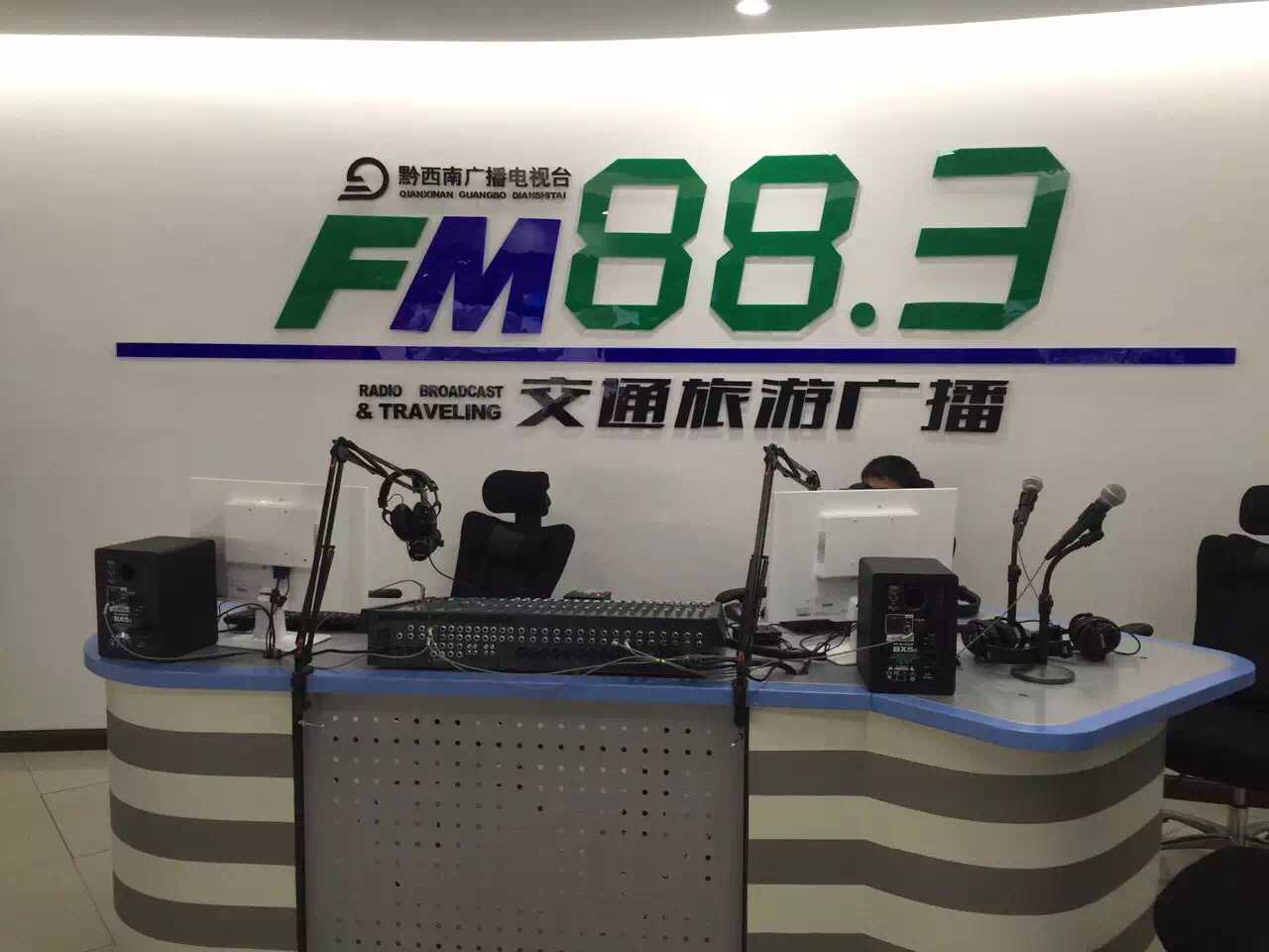   直播桌导播桌校园演播桌