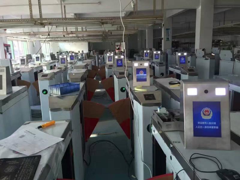 深圳大器人脸识别人证核验终端