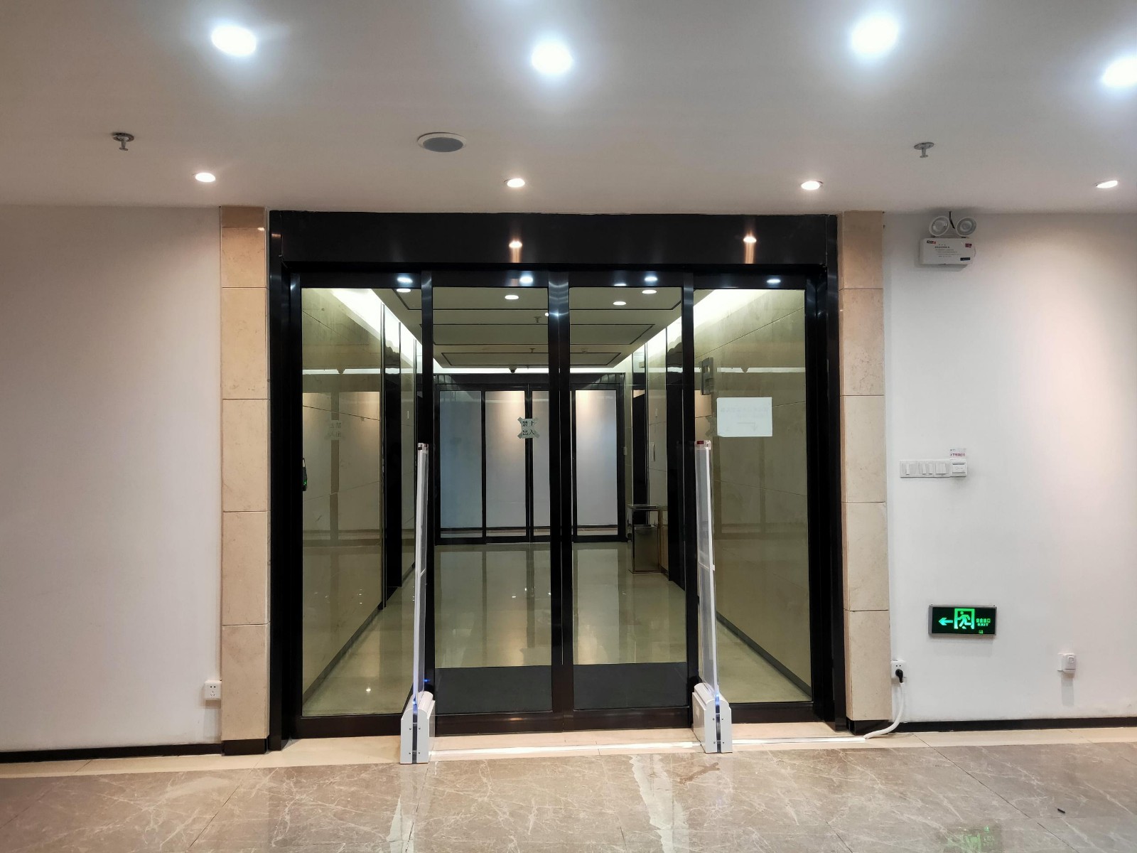 承接各种机房建设改造、综合布线、门禁考勤、电子围栏等。