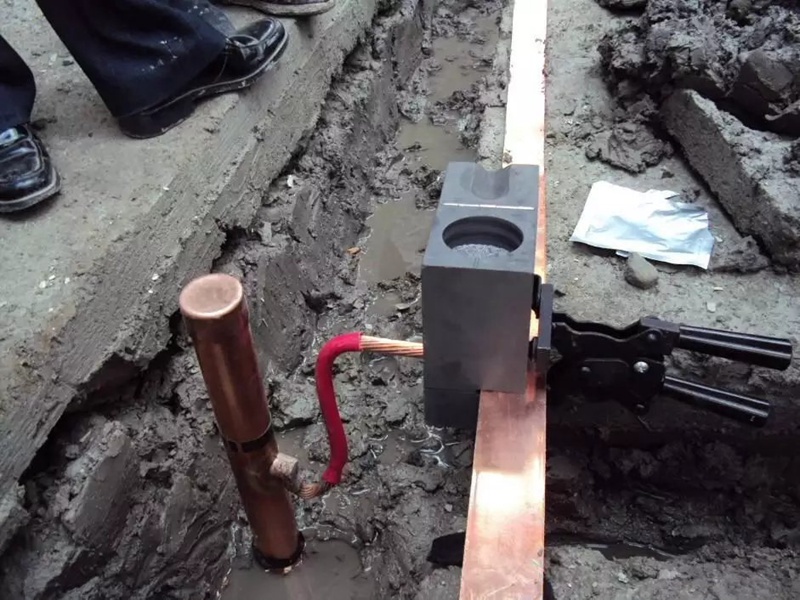 电发火弹药接地装置