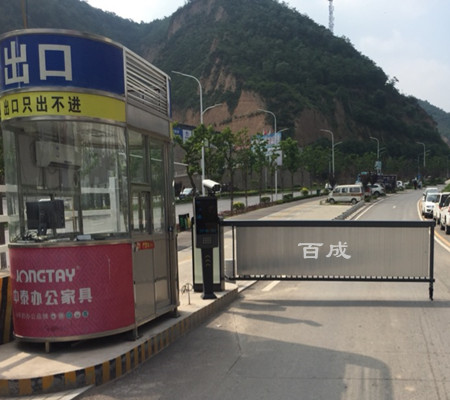 百成加密栅栏空降道闸03