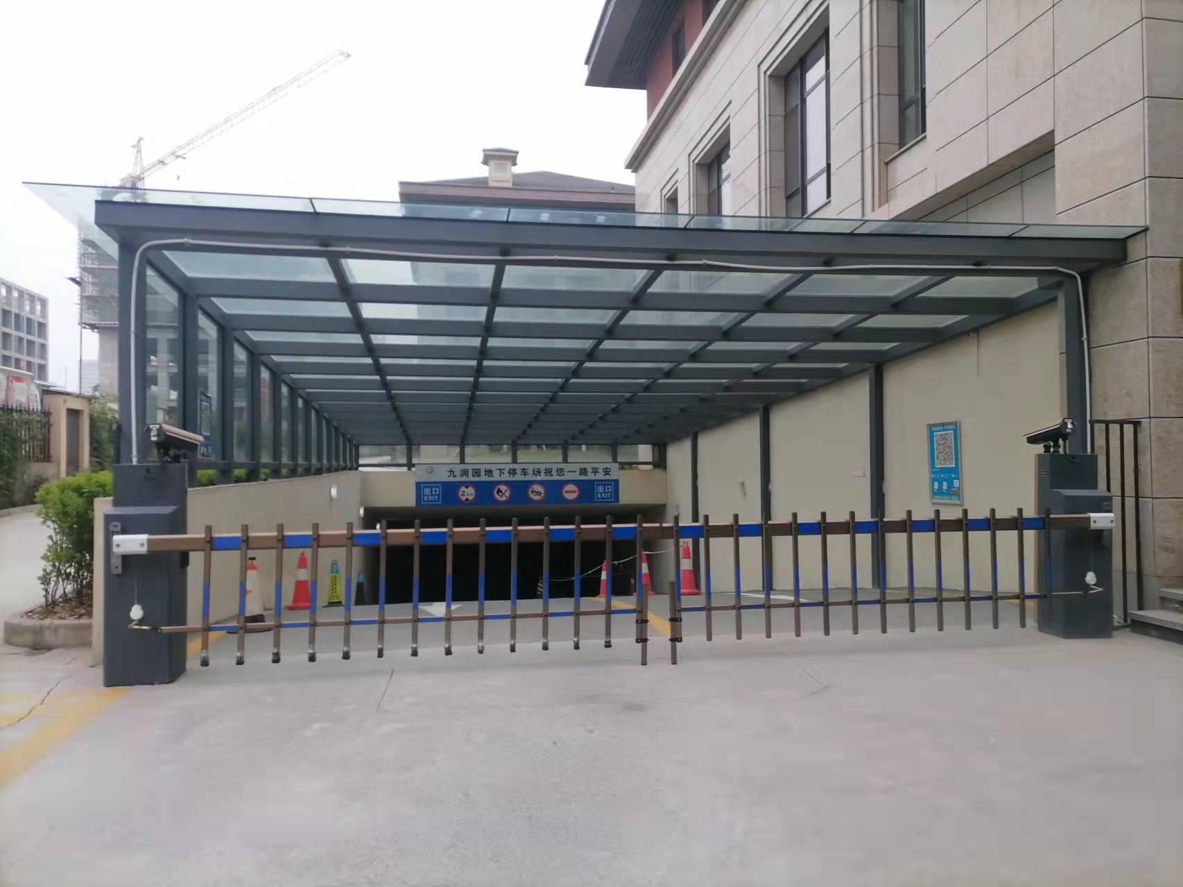 汽车自助识别栅栏闸机05